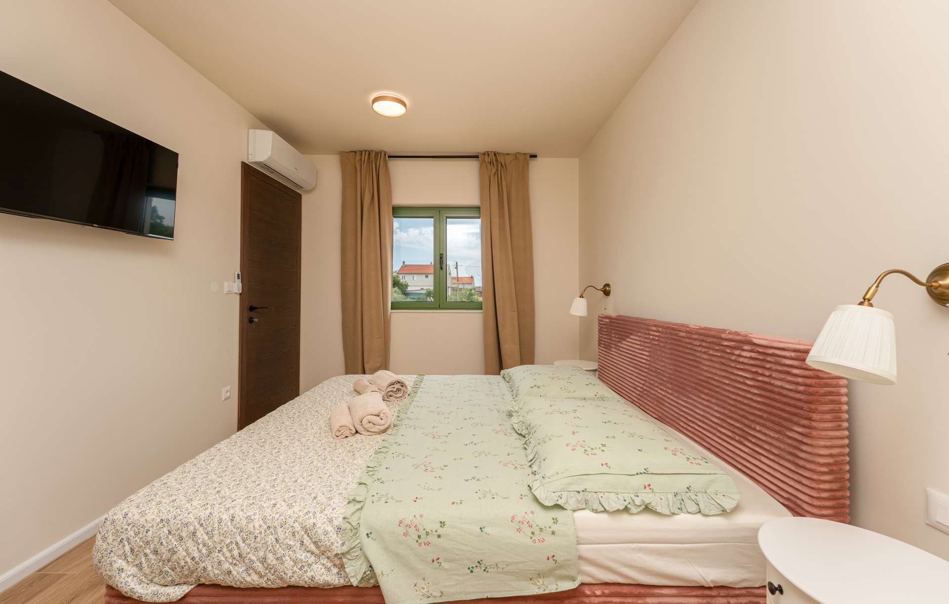 Beautiful Villa Lorna with pool